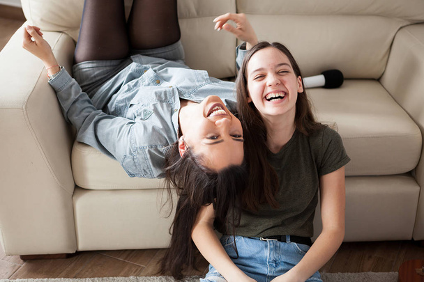Dos hermanas divirtiéndose en casa
 - Foto, imagen