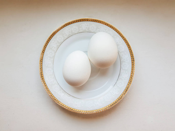 İki yumurta bir plaka üzerinde beyaz - Fotoğraf, Görsel