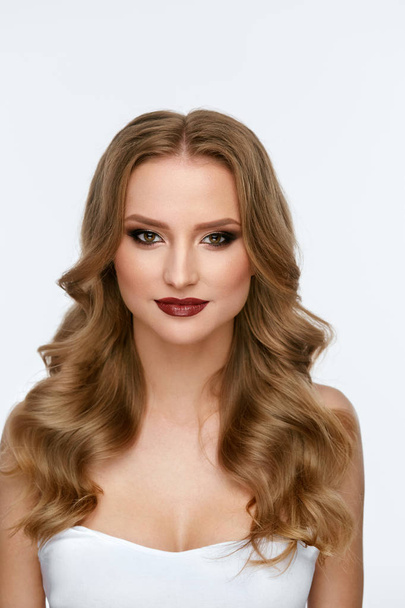 Beauty Makeup. Young Woman With Beautiful Face And Hairstyle - Foto, afbeelding