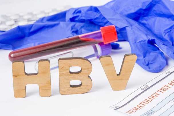 B 型肝炎医療略語または実験室テストの診断と物理的な診断で B 型肝炎ウイルスの略語。単語 Hbv は血液サンプル ラボ チューブ、保護手袋、血液検査や薬で近く - 写真・画像