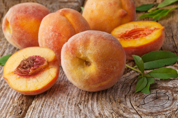 tuoreet persikat puupohjalla - Valokuva, kuva