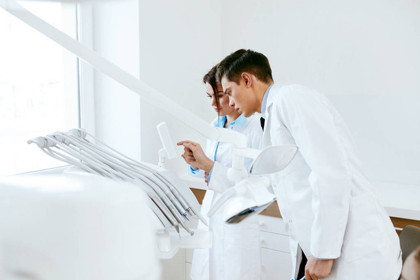 Стоматологи, работающие в стоматологической клинике
 - Фото, изображение