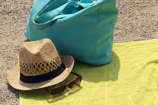 Kalap, strand táska, és a szemüveg a szőnyeg - Fotó, kép