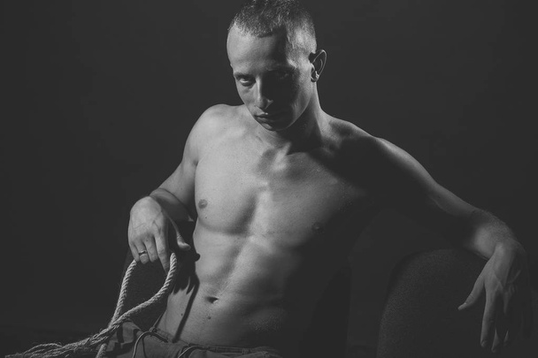 Blonde man and rope - Fotoğraf, Görsel