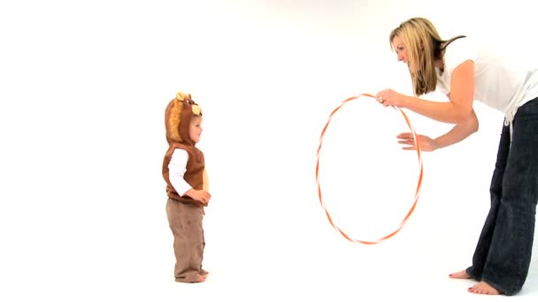 attraktive blonde Mutter spielt mit ihrem Kind - Filmmaterial, Video