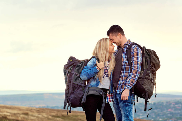 Young couple of tourists with backpacks on the nature - Foto, Bild