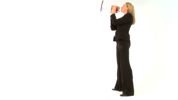 Hermosa mujer de negocios rubia hablando en un megáfono
 - Metraje, vídeo