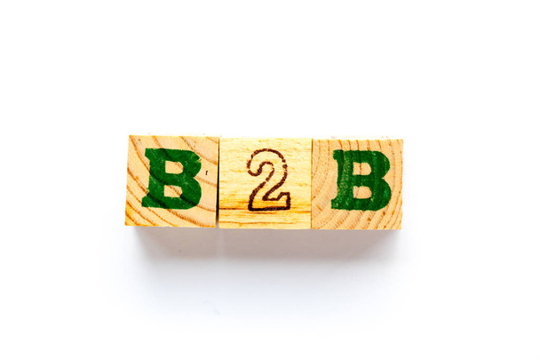 Дерев'яний блок у слові B2B (бізнес для бізнесу) на білому тлі
 - Фото, зображення