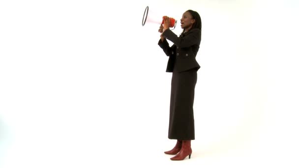 όμορφη αφρικανικός Αμερικανός επιχειρηματίας φωνάζει μέσα από ένα μεγάφωνο - Πλάνα, βίντεο