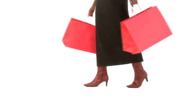 Elegante mulher afro-americana balançando designer sacos de compras
 - Filmagem, Vídeo