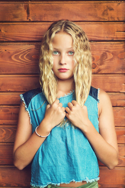 portrait de jeune fille mignonne sur fond en bois
 - Photo, image