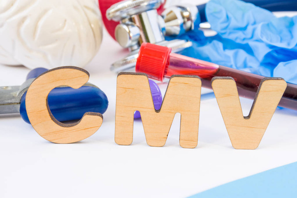 Abreviatura o acrónimo de CMV en primer plano, en laboratorio, en la práctica científica o médica que significa citomegalovirus, con modelo de cerebro, martillo neurológico, tubos de ensayo de laboratorio, estetoscopio
 - Foto, imagen