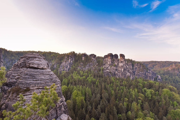 Bastei Rocks na Saxônia Suíça, em torno das ruínas do Castelo Neurathen. Alemanha
. - Foto, Imagem