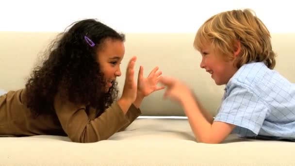 süße kleine afrikanisch-amerikanische Mädchen und kaukasischen Jungen zusammen spielen - Filmmaterial, Video