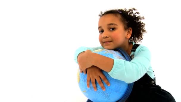ein entzückendes kleines afrikanisch-amerikanisches Mädchen, das einen Globus umarmt - Filmmaterial, Video