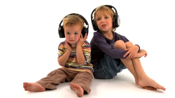 dwóch małych chłopców kaukaski, słuchanie muzyki - Materiał filmowy, wideo