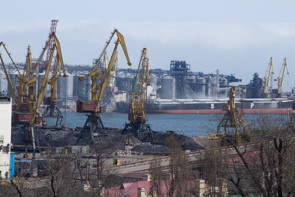 Panorama de los barcos grúa portuaria marítima
 - Foto, Imagen
