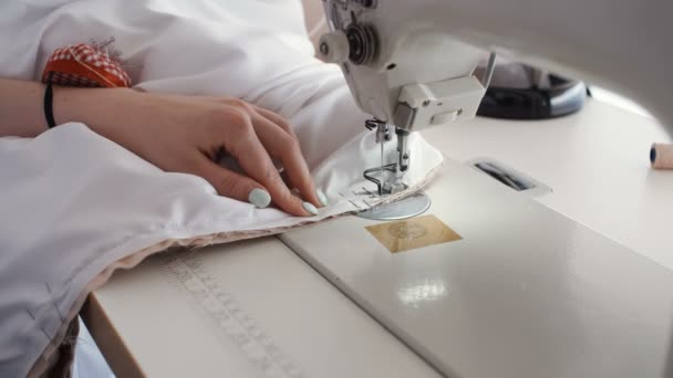 Mujer trabajando con máquina de coser. Diseñador de moda que hace vestido
 - Imágenes, Vídeo