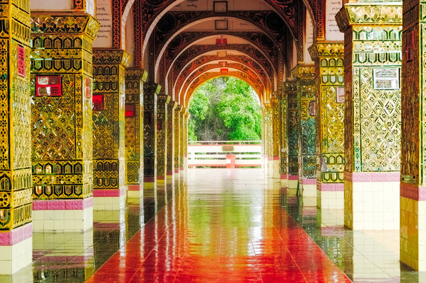 Detalle arquitectónico de arcos dorados coloridos decorados en palacio, Myanmar
 - Foto, Imagen