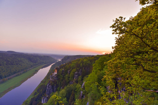 Näkymä Elbe-joelle ja Sveitsin Sachsenin vuorille Rathenissa
 - Valokuva, kuva
