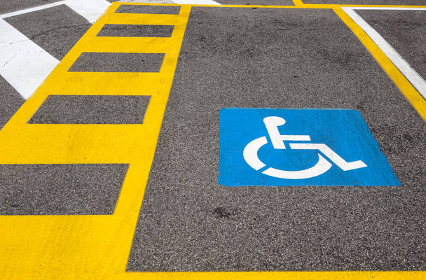 Posto auto riservato agli acquirenti disabili in un parcheggio al dettaglio
. - Foto, immagini
