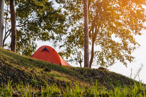 Oranje tent camping met mooie scène. - Foto, afbeelding