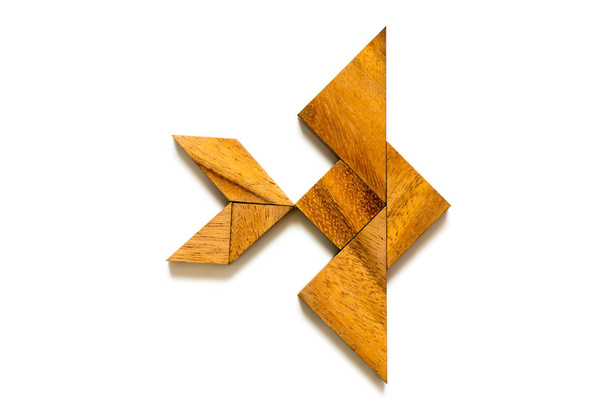 Rompecabezas de madera tangram en forma de pez nadador sobre fondo blanco
 - Foto, imagen