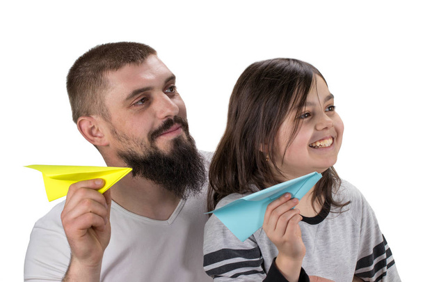 Roztomilá dívka a otec a hrát si s hračkou papírové letadlo isola - Fotografie, Obrázek