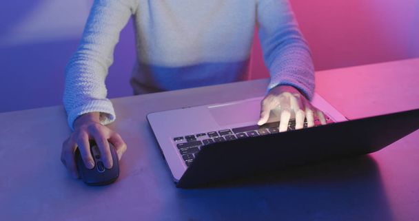 サイバー モダンな光でノート パソコンを使用しての女性 - 写真・画像