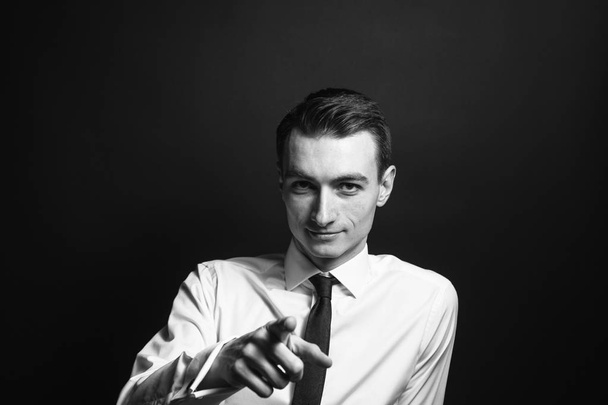 白いシャツと黒いネクタイを着た若い男の肖像画 - 写真・画像