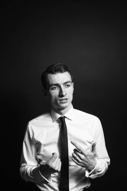 portrait d'un jeune homme en chemise blanche et cravate noire - Photo, image