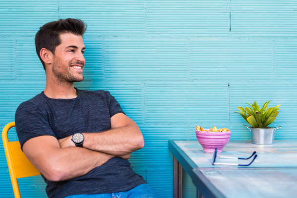 Mutlu genç adam bir restoranda oturma - Fotoğraf, Görsel