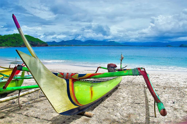 Barco balinês tradicional "libélula" na praia
 - Foto, Imagem