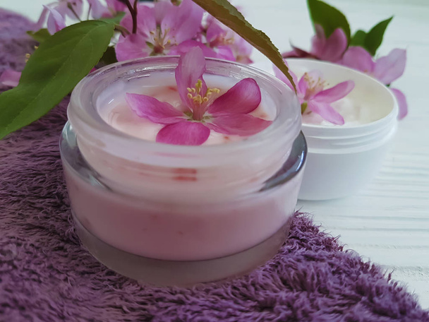 crema de flores rosas cosméticas en una madera
 - Foto, Imagen