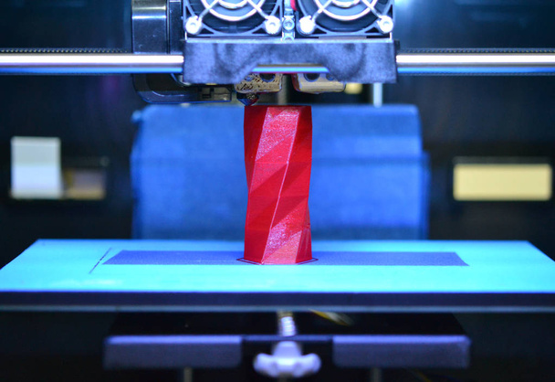 3D-Drucker funktioniert und erzeugt ein Objekt aus dem heißen geschmolzenen Kunststoff - Foto, Bild