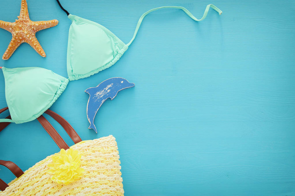 отдых и летняя фотография с объектами в стиле морской жизни и бикини из мяты на синем деревянном фоне
. - Фото, изображение