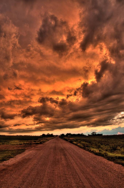 夏の間に日没スーフォールズ、サウスダコタの外でパワフルかつ美しい嵐の雲 - 写真・画像