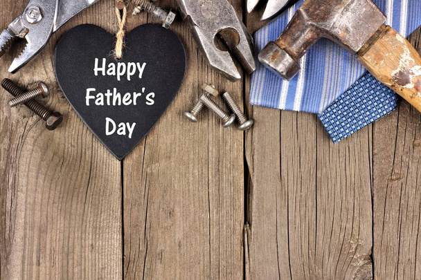 glücklicher Vatertag Kreidetafel Herz mit oberen Rand der Werkzeuge und Krawatten auf einem hölzernen Hintergrund - Foto, Bild
