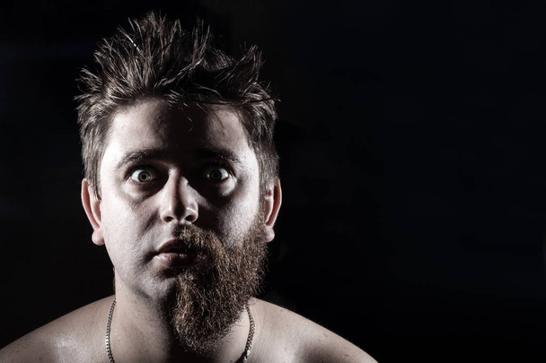 hombre medio afeitado
 - Foto, imagen