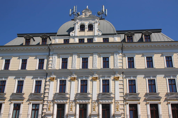 El edificio histórico del hotel Prezydent en Bielsko-Biaa (Polonia, Silesia), construido en 1893, renovado en 2008. / El Hotel Prezydent es un edificio neorrenacentista de cuatro plantas con techo de mansarda
. - Foto, imagen