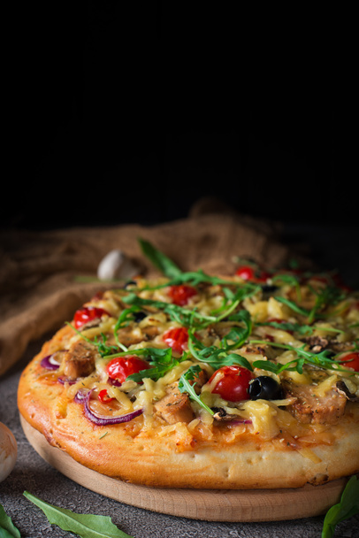 Πίτσα με κοτόπουλο, ρόκα, τυρί και κρεμμύδι σε ξύλινα ρουστίκ πίνακα - Φωτογραφία, εικόνα