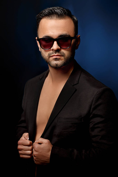 man in sunglasses and suit - Φωτογραφία, εικόνα