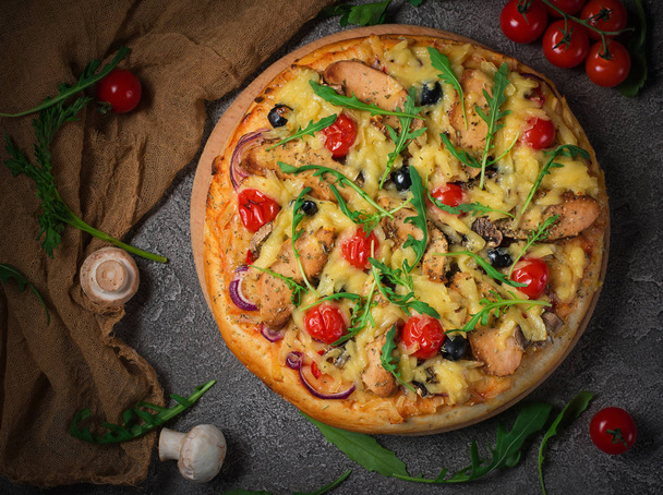 Pizza kanaa, arugula, juustoa ja sipulia puinen maalaismainen pöytä. Yläkuva
 - Valokuva, kuva