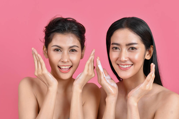 The concept of healthy beautiful woman. Beautiful women keep healthy. Beautiful women take care of skin health with cleansing form. Beautiful Asian girl is cleaning face with Cleansing foam. - Foto, Imagem