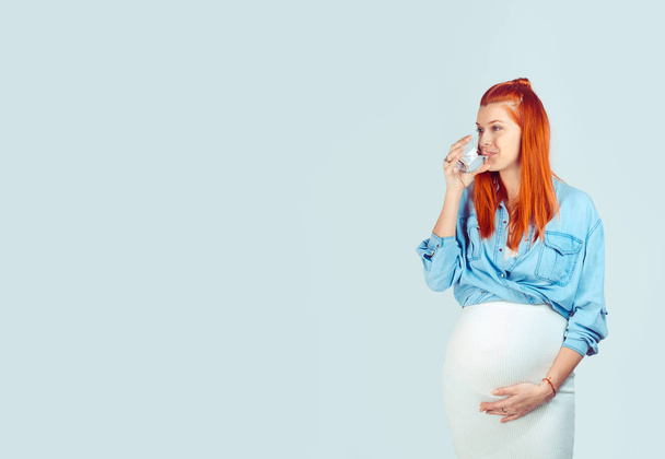 Healthy pregnant woman drinking water - Foto, afbeelding