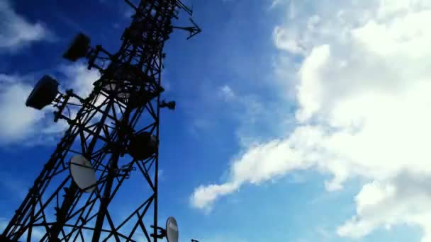 Wieża łączności time-lapse z chmury i błękitne niebo - Materiał filmowy, wideo