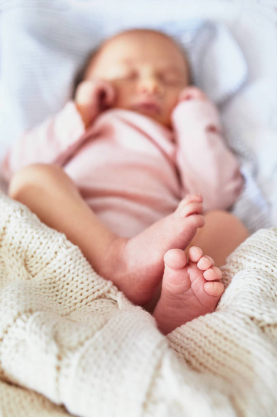 Newborn baby girl sleeping peacefully in the crib - Foto, Bild