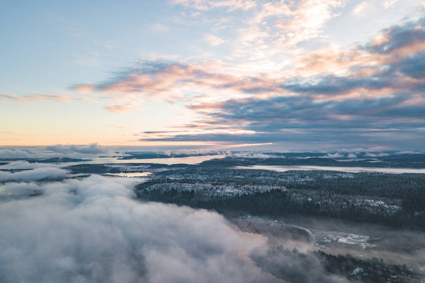 Luchtfoto van een kust van Ladoga Lake in de mist - Foto, afbeelding