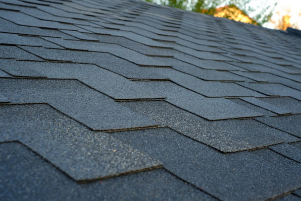 Close-up vista sobre Asfalto telhado de azulejo betume
.  - Foto, Imagem