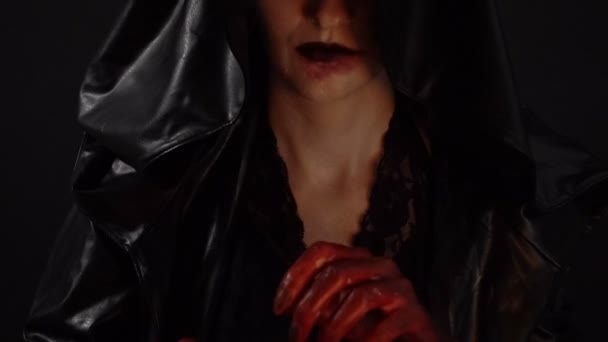 Žena s krví ruce ukazovat prostředníček - Záběry, video